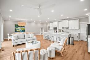 Spacious and Stylish 4-bed, 4.5-bath Home With Stunning Golf Views