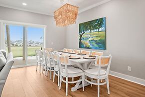 Spacious and Stylish 4-bed, 4.5-bath Home With Stunning Golf Views