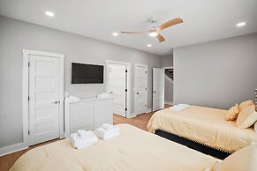 Spacious and Stylish 4-bed, 4.5-bath Home With Stunning Golf Views