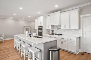 Spacious and Stylish 4-bed, 4.5-bath Home With Stunning Golf Views