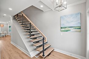 Spacious and Stylish 4-bed, 4.5-bath Home With Stunning Golf Views