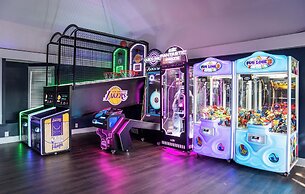 Spacious and Stylish 4-bed, 4.5-bath Home With Stunning Golf Views