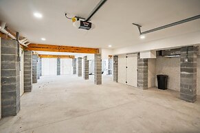 Spacious and Stylish 4-bed, 4.5-bath Home With Stunning Golf Views