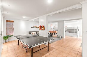 Spacious Family Getaway With Resort Amenities, Guest Cards and Golf Ca