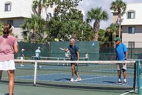 Spacious Family Getaway With Resort Amenities, Guest Cards and Golf Ca