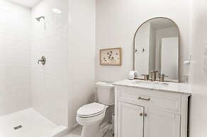 Spacious Family Getaway With Resort Amenities, Guest Cards and Golf Ca