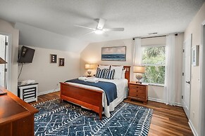 Beautifully Appointed 3-bed, 2.5-bath Home, Great Location Near Beach 