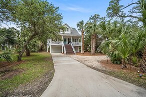 Beautifully Appointed 3-bed, 2.5-bath Home, Great Location Near Beach 