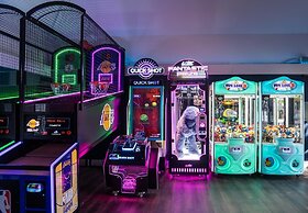 Beautifully Updated, Dog Friendly 4-bed, 4-bath Home Near Beach