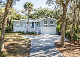 Beautifully Updated, Dog Friendly 4-bed, 4-bath Home Near Beach