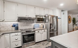 Beautifully Updated, Dog Friendly 4-bed, 4-bath Home Near Beach