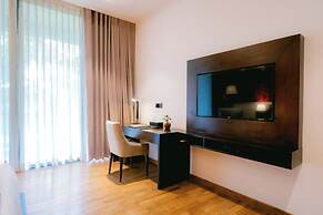 Waters Edge Hotel