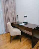 Waters Edge Hotel