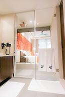 Waters Edge Hotel