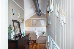 Charming 3-bed, 2-bath Home With Wonderful Views of the Golf Course