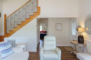 Charming 3-bed, 2-bath Home With Wonderful Views of the Golf Course