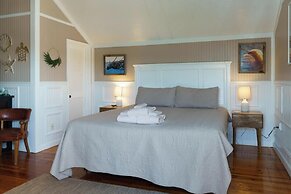 Charming 3-bed, 2-bath Home With Wonderful Views of the Golf Course