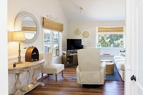 Charming 3-bed, 2-bath Home With Wonderful Views of the Golf Course