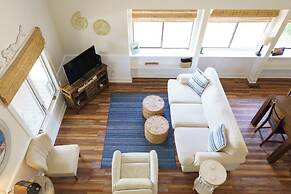 Charming 3-bed, 2-bath Home With Wonderful Views of the Golf Course