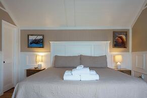 Charming 3-bed, 2-bath Home With Wonderful Views of the Golf Course