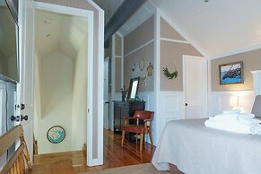 Charming 3-bed, 2-bath Home With Wonderful Views of the Golf Course