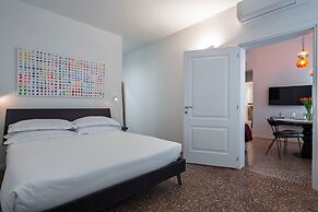 Venetian Alcove
