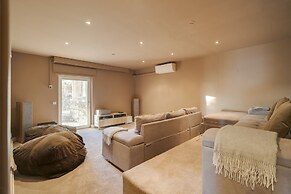 Coastline Arrabida Villa by Cadenzalux