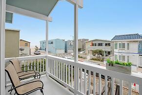 Topside Newport Rooftop Balcony + Ocean Views + Walk to Pier, Marina V