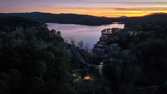 Scenic 4BR 2BA Lake Burton Home