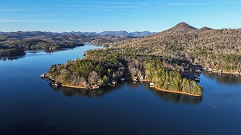 Scenic 4BR 2BA Lake Burton Home