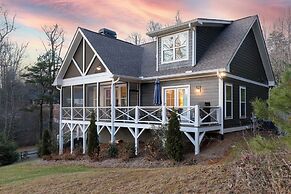 Scenic 4BR 2BA Lake Burton Home