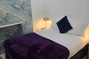 4 Bed-sleeps 9-private Garden-free Parking