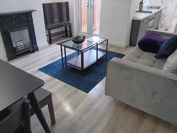 4 Bed-sleeps 9-private Garden-free Parking