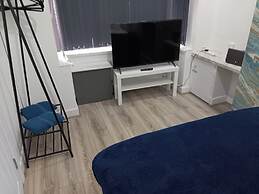 4 Bed-sleeps 9-private Garden-free Parking