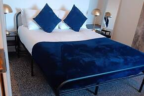 4 Bed-sleeps 9-private Garden-free Parking