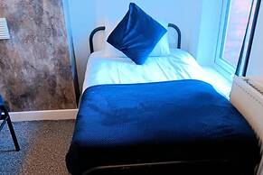 4 Bed-sleeps 9-private Garden-free Parking