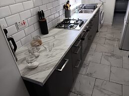 4 Bed-sleeps 9-private Garden-free Parking