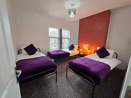 4 Bed-sleeps 9-private Garden-free Parking