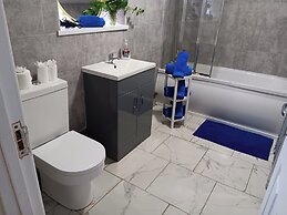 4 Bed-sleeps 9-private Garden-free Parking