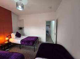 4 Bed-sleeps 9-private Garden-free Parking