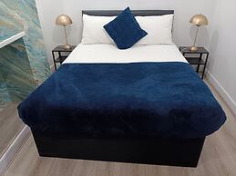 4 Bed-sleeps 9-private Garden-free Parking