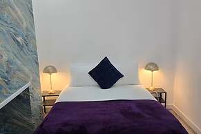 4 Bed-sleeps 9-private Garden-free Parking