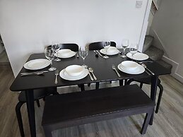 4 Bed-sleeps 9-private Garden-free Parking