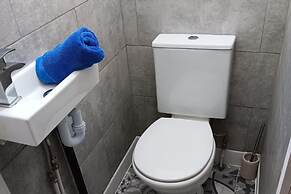 4 Bed-sleeps 9-private Garden-free Parking