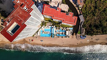 Gorgeous 1BR with Pools & Sea Views