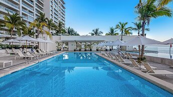 Gorgeous 1BR with Pools & Sea Views