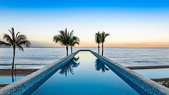 Gorgeous 1BR with Pools & Sea Views