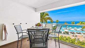 Gorgeous 1BR with Pools & Sea Views