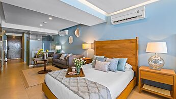 Gorgeous 1BR with Pools & Sea Views