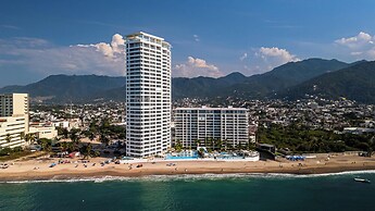 Gorgeous 1BR with Pools & Sea Views